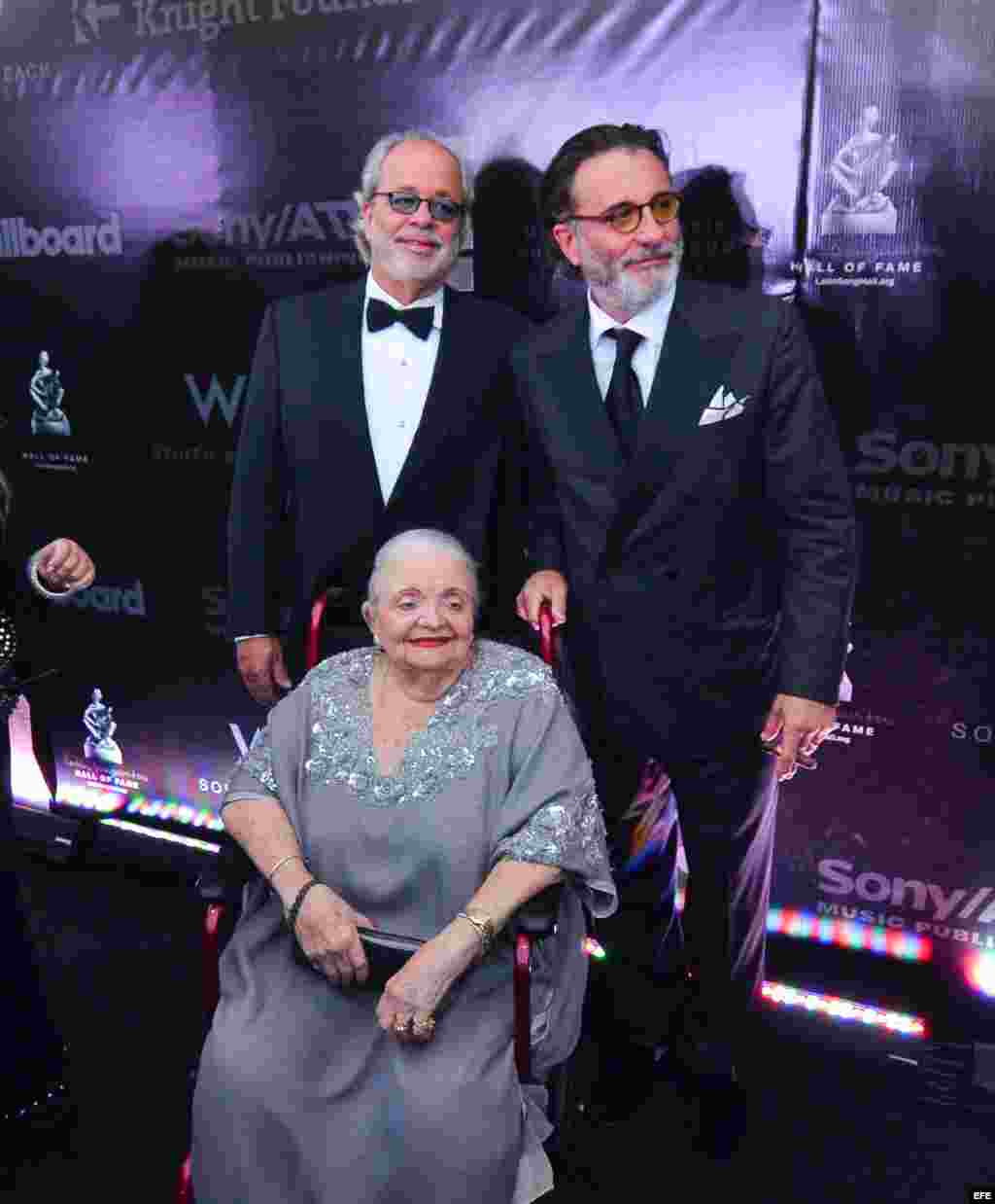 Andy Garcia (d), su madre Amelie Menéndez (c) y su hermano, Rene (i) en la ceremonia del Salón de la Fama de Compositores Latinos. 