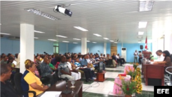 Dirigentes del Poder Popular de Guantánamo reunidos en una asamblea.