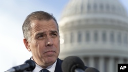 Hunter Biden, hijo del presidente Joe Biden, habla con los periodistas en el Capitolio de EE.UU., en Washington, miércoles 13 de diciembre de 2023 (AP Photo/Jose Luis Magana)